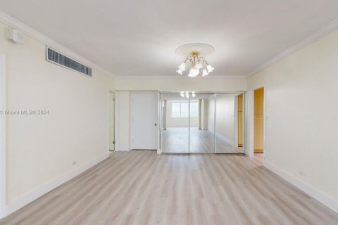 Condo in Miami Beach, Florida, 1 bedroom  № 1330154 - photo 2