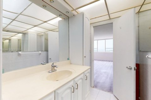 Condo in Miami Beach, Florida, 1 bedroom  № 1330154 - photo 17