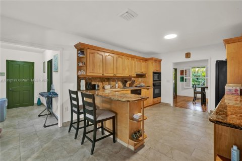 House in Miami, Florida 4 bedrooms, 222.04 sq.m. № 353163 - photo 10