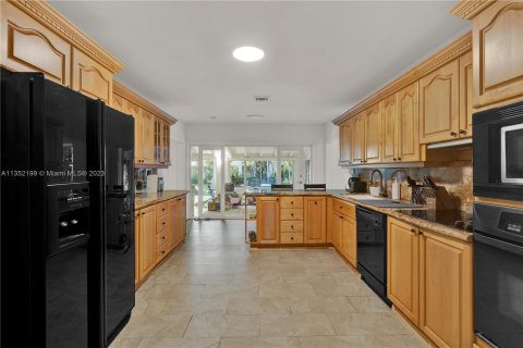 House in Miami, Florida 4 bedrooms, 222.04 sq.m. № 353163 - photo 12