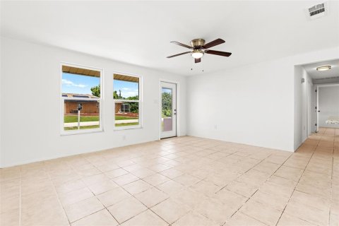 House in Port Charlotte, Florida 3 bedrooms, 102.38 sq.m. № 1312723 - photo 8