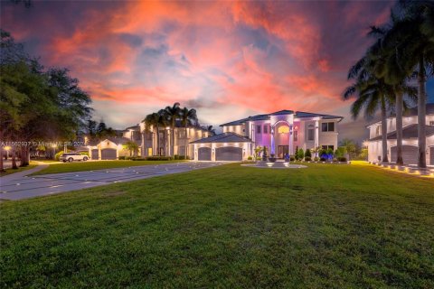 House in Miramar, Florida 6 bedrooms, 396.14 sq.m. № 1101067 - photo 3
