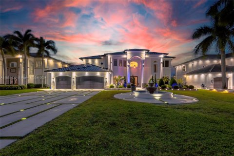 House in Miramar, Florida 6 bedrooms, 396.14 sq.m. № 1101067 - photo 1