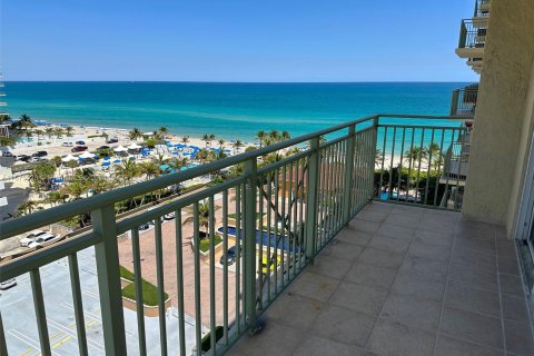 Condo in Hallandale Beach, Florida, 2 bedrooms  № 1399061 - photo 17