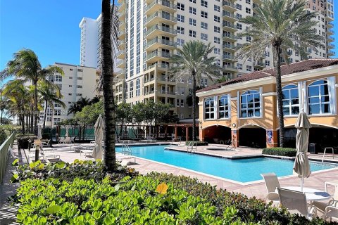 Copropriété à vendre à Hallandale Beach, Floride: 2 chambres, 138.42 m2 № 1399061 - photo 28