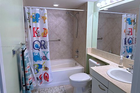 Copropriété à vendre à Hallandale Beach, Floride: 2 chambres, 138.42 m2 № 1399061 - photo 11