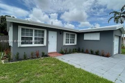 House in Hollywood, Florida 3 bedrooms, 74.32 sq.m. № 1242171 - photo 4