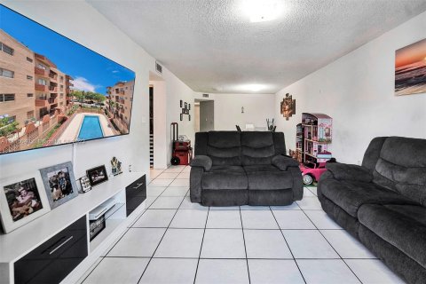 Condominio en venta en Hialeah, Florida, 3 dormitorios, 130.06 m2 № 602551 - foto 4