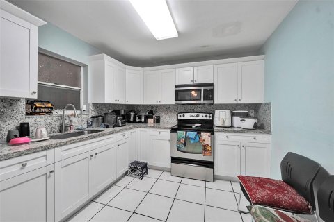 Condominio en venta en Hialeah, Florida, 3 dormitorios, 130.06 m2 № 602551 - foto 3