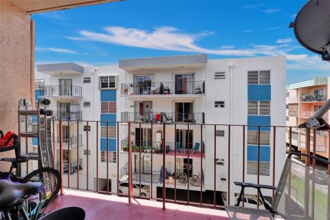 Condominio en venta en Hialeah, Florida, 3 dormitorios, 130.06 m2 № 602551 - foto 6