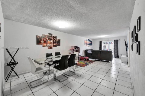 Condominio en venta en Hialeah, Florida, 3 dormitorios, 130.06 m2 № 602551 - foto 9