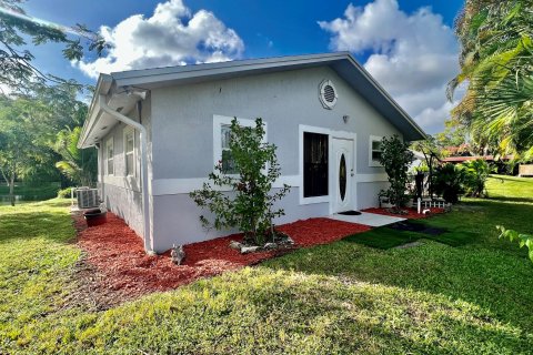 Villa ou maison à louer à West Palm Beach, Floride: 2 chambres, 78.13 m2 № 805287 - photo 13