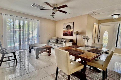 Villa ou maison à louer à West Palm Beach, Floride: 2 chambres, 78.13 m2 № 805287 - photo 10