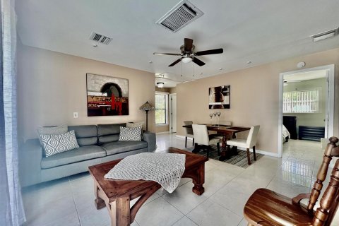 Villa ou maison à louer à West Palm Beach, Floride: 2 chambres, 78.13 m2 № 805287 - photo 8