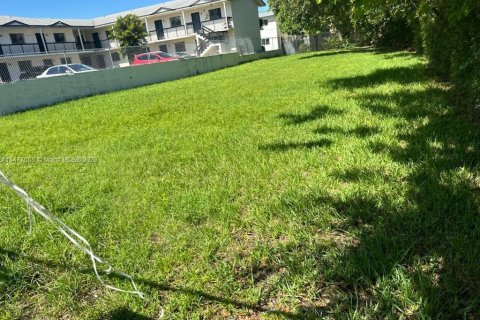 Terreno en venta en Miami, Florida № 808885 - foto 1