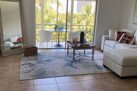 Condo in Hallandale Beach, Florida, 1 bedroom  № 1377256 - photo 2