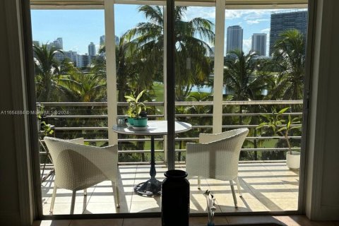 Condominio en venta en Hallandale Beach, Florida, 1 dormitorio, 77.11 m2 № 1377256 - foto 16