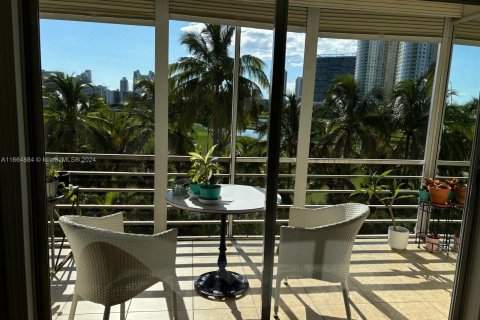 Condominio en venta en Hallandale Beach, Florida, 1 dormitorio, 77.11 m2 № 1377256 - foto 3