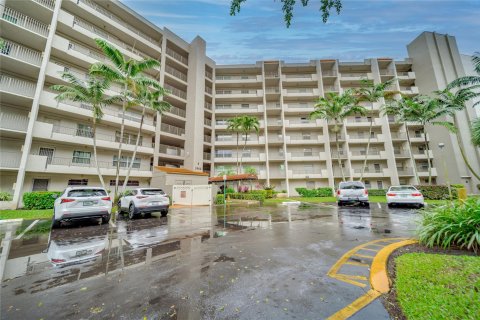 Condominio en venta en Lauderhill, Florida, 2 dormitorios, 117.06 m2 № 945467 - foto 2