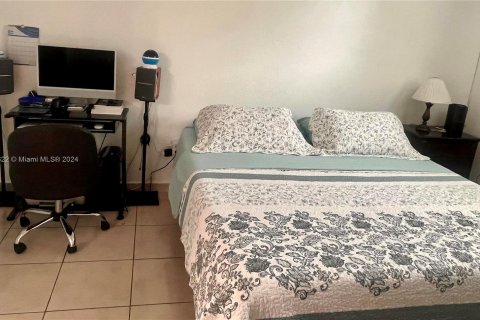 Condominio en venta en Hialeah, Florida, 1 dormitorio, 55.74 m2 № 1223060 - foto 18