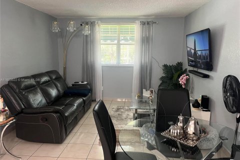 Condominio en venta en Hialeah, Florida, 1 dormitorio, 55.74 m2 № 1223060 - foto 8