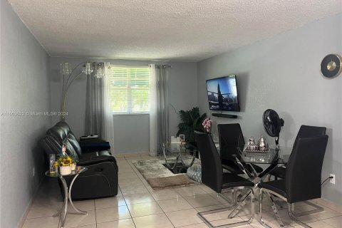 Condominio en venta en Hialeah, Florida, 1 dormitorio, 55.74 m2 № 1223060 - foto 9