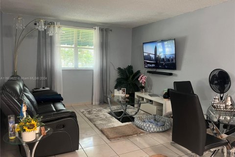 Condominio en venta en Hialeah, Florida, 1 dormitorio, 55.74 m2 № 1223060 - foto 10