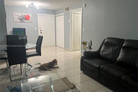 Condominio en venta en Hialeah, Florida, 1 dormitorio, 55.74 m2 № 1223060 - foto 12