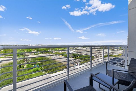 Condo in Miami, Florida, 2 bedrooms  № 718208 - photo 2