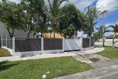 Casa en alquiler en Miami, Florida, 4 dormitorios, 207.08 m2 № 1368922 - foto 4