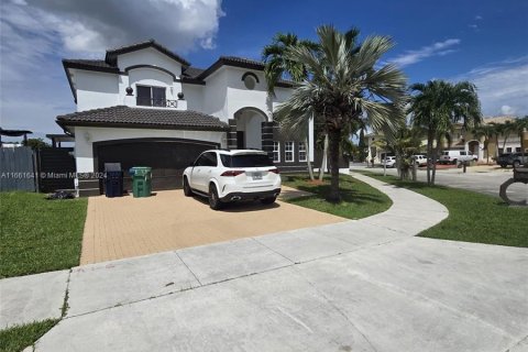 House in Miami, Florida 4 bedrooms, 207.08 sq.m. № 1368922 - photo 1