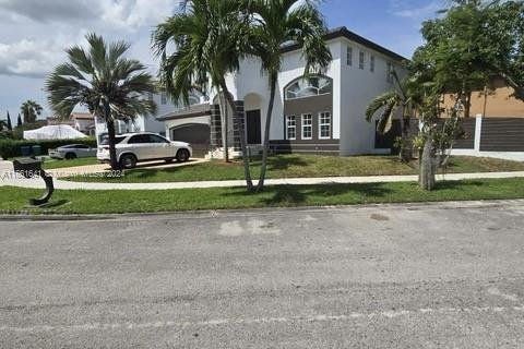 House in Miami, Florida 4 bedrooms, 207.08 sq.m. № 1368922 - photo 20