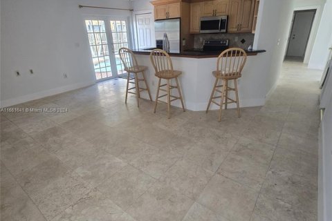 House in Miami, Florida 4 bedrooms, 207.08 sq.m. № 1368922 - photo 5