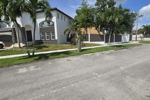 House in Miami, Florida 4 bedrooms, 207.08 sq.m. № 1368922 - photo 12