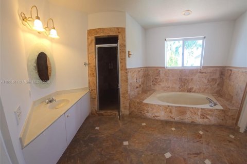 House in Miami, Florida 4 bedrooms, 207.08 sq.m. № 1368922 - photo 2