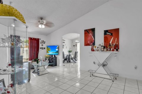 House in Miami, Florida 3 bedrooms, 119.57 sq.m. № 1368968 - photo 5