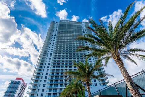 Condo in Hollywood, Florida, 2 bedrooms  № 1104215 - photo 2