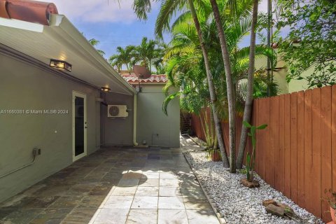 House in Miami, Florida 3 bedrooms, 184.88 sq.m. № 1365850 - photo 27