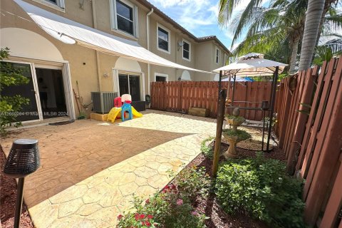 Townhouse in Miramar, Florida 3 bedrooms, 148.74 sq.m. № 1365892 - photo 27