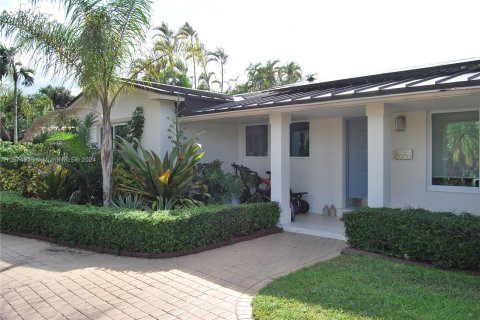 House in North Miami, Florida 4 bedrooms, 216.83 sq.m. № 1397679 - photo 3