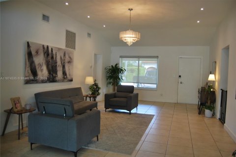 House in North Miami, Florida 4 bedrooms, 216.83 sq.m. № 1397679 - photo 6