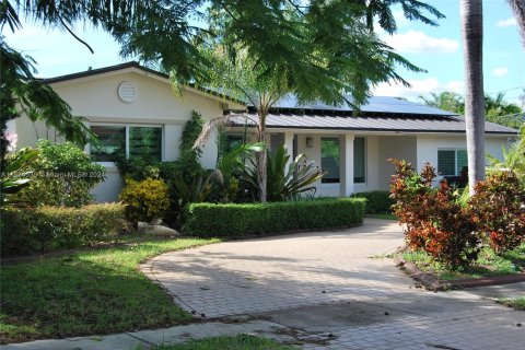 House in North Miami, Florida 4 bedrooms, 216.83 sq.m. № 1397679 - photo 1