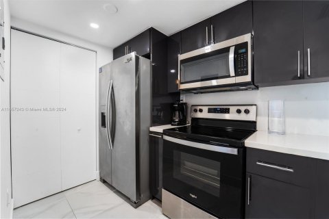 Condo in Miami Beach, Florida, 1 bedroom  № 1080917 - photo 14