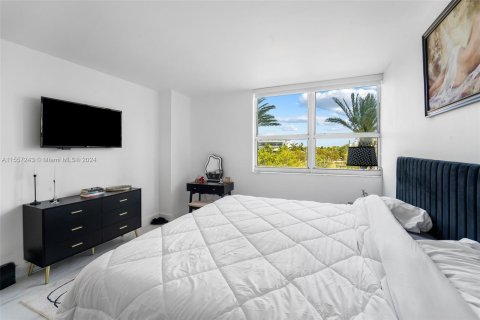 Condo in Miami Beach, Florida, 1 bedroom  № 1080917 - photo 11