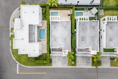 Casa en venta en Doral, Florida, 4 dormitorios, 258.45 m2 № 1115960 - foto 2