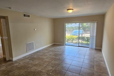 Condo in West Palm Beach, Florida, 2 bedrooms  № 1367627 - photo 3