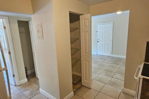 Condo in West Palm Beach, Florida, 2 bedrooms  № 1367627 - photo 11