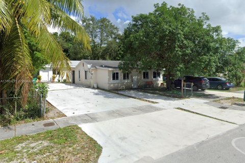 Villa ou maison à louer à Miami, Floride: 3 chambres, 190.26 m2 № 1367626 - photo 1