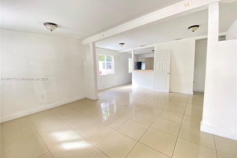 Villa ou maison à louer à Miami, Floride: 3 chambres, 190.26 m2 № 1367626 - photo 2