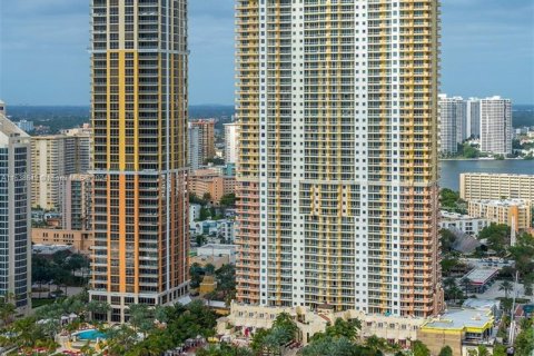 Condo in Sunny Isles Beach, Florida, 3 bedrooms  № 1310463 - photo 1